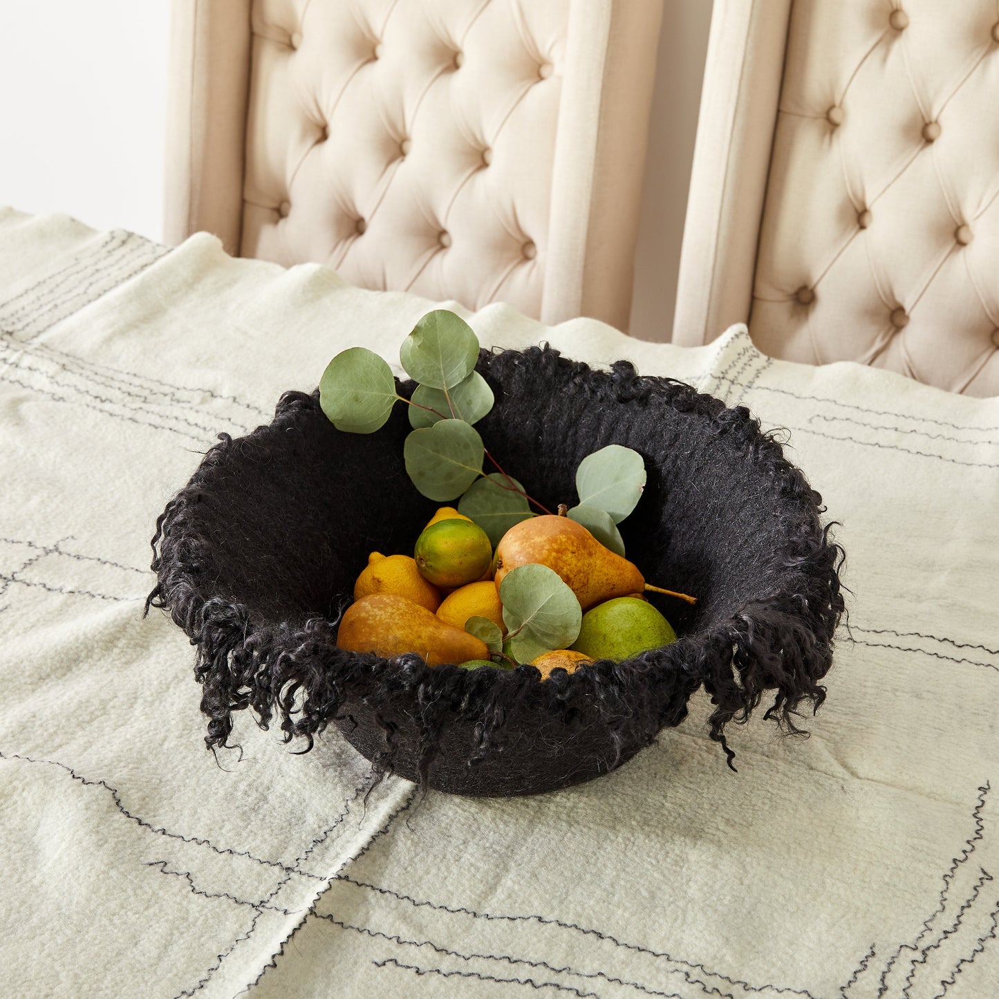 Bol décoratif en laine de Karakul et mohair noir avec franges