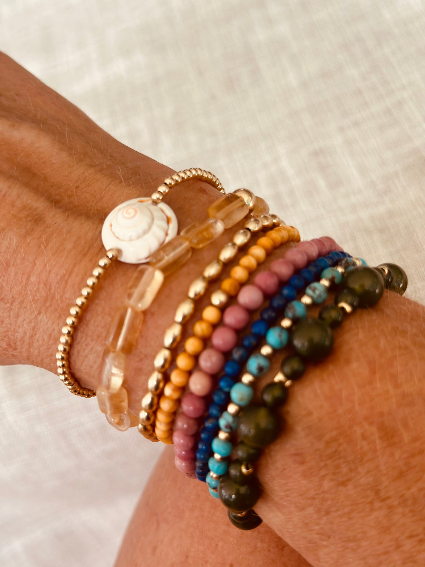 Delicada Pulsera o Tobillera de Concha Marina de Oro de 14K