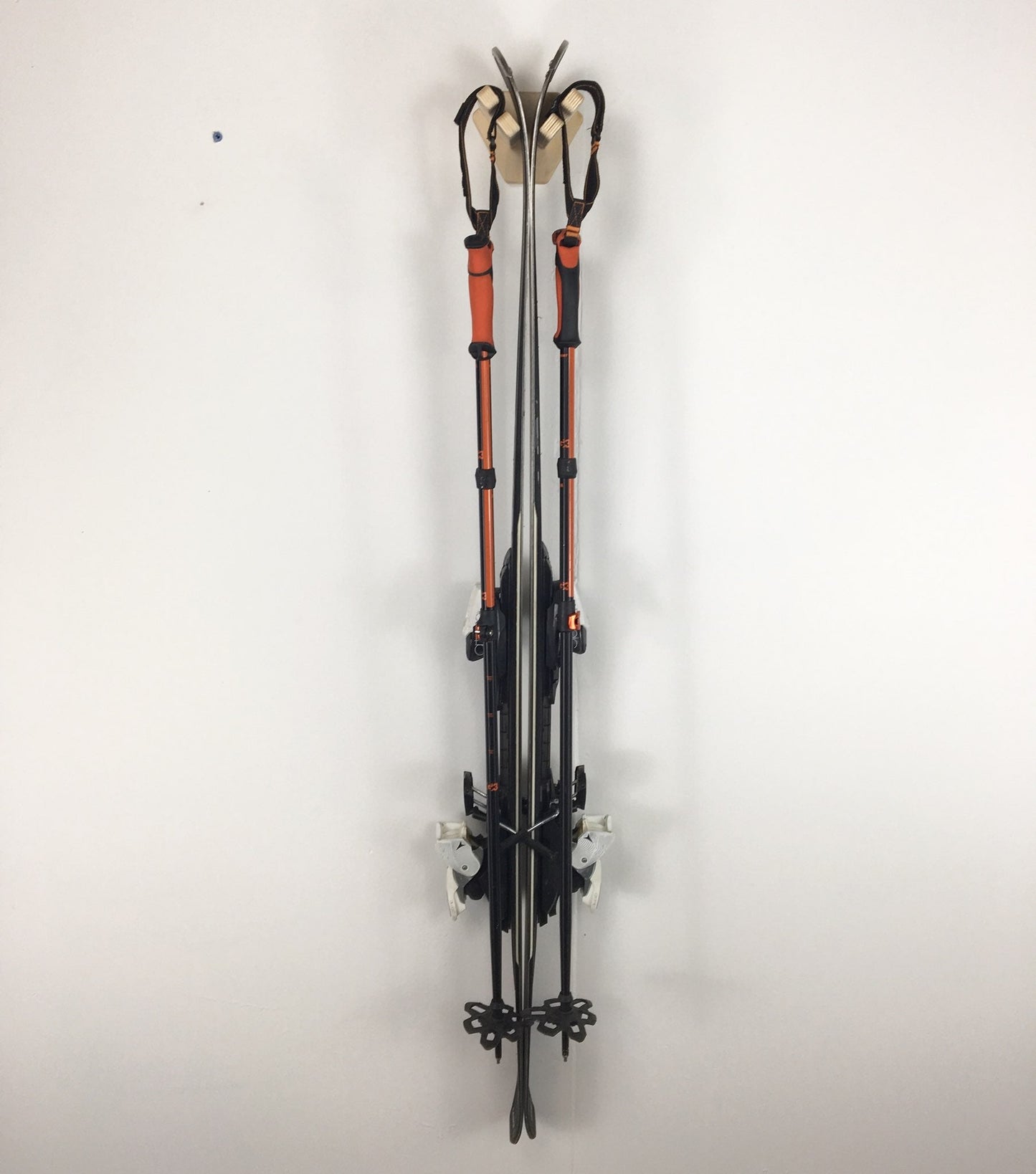 Le support mural THE JIB pour skis - Solution de rangement premium