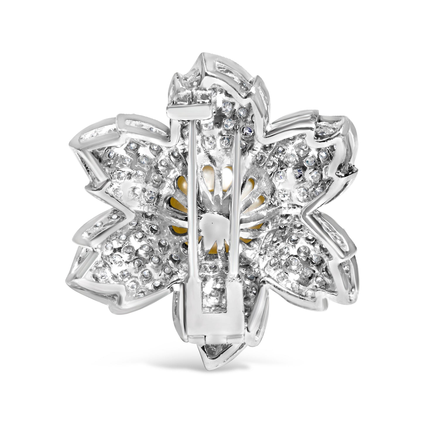 Broche de Flor de Diamante y Perla Cultivada en Oro Blanco de 18K