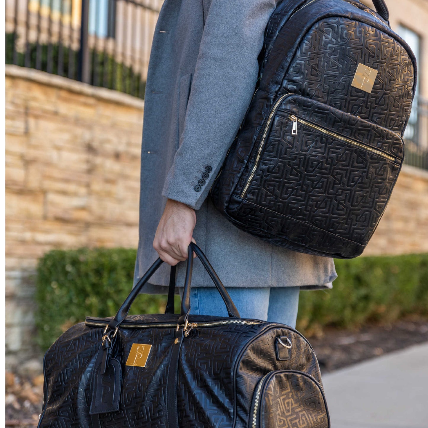 Elegante bolso de viaje de piel con monograma negro