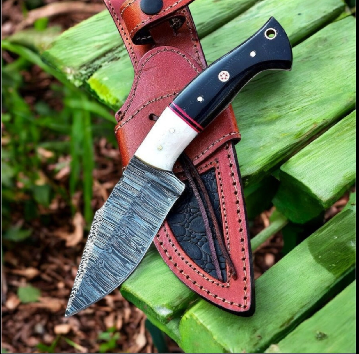 Exceptional Damascus Steel Hunting Knife with Leather Sheath – Elegant Resin & Buffalo Horn Grip - Korvel