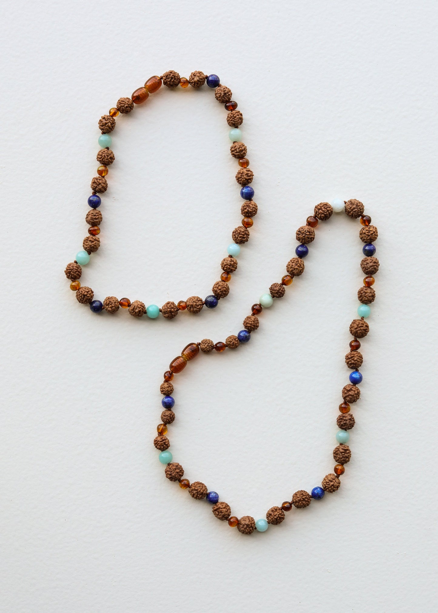 Ensemble de collier en ambre de la mer Baltique et pierres précieuses Cognac