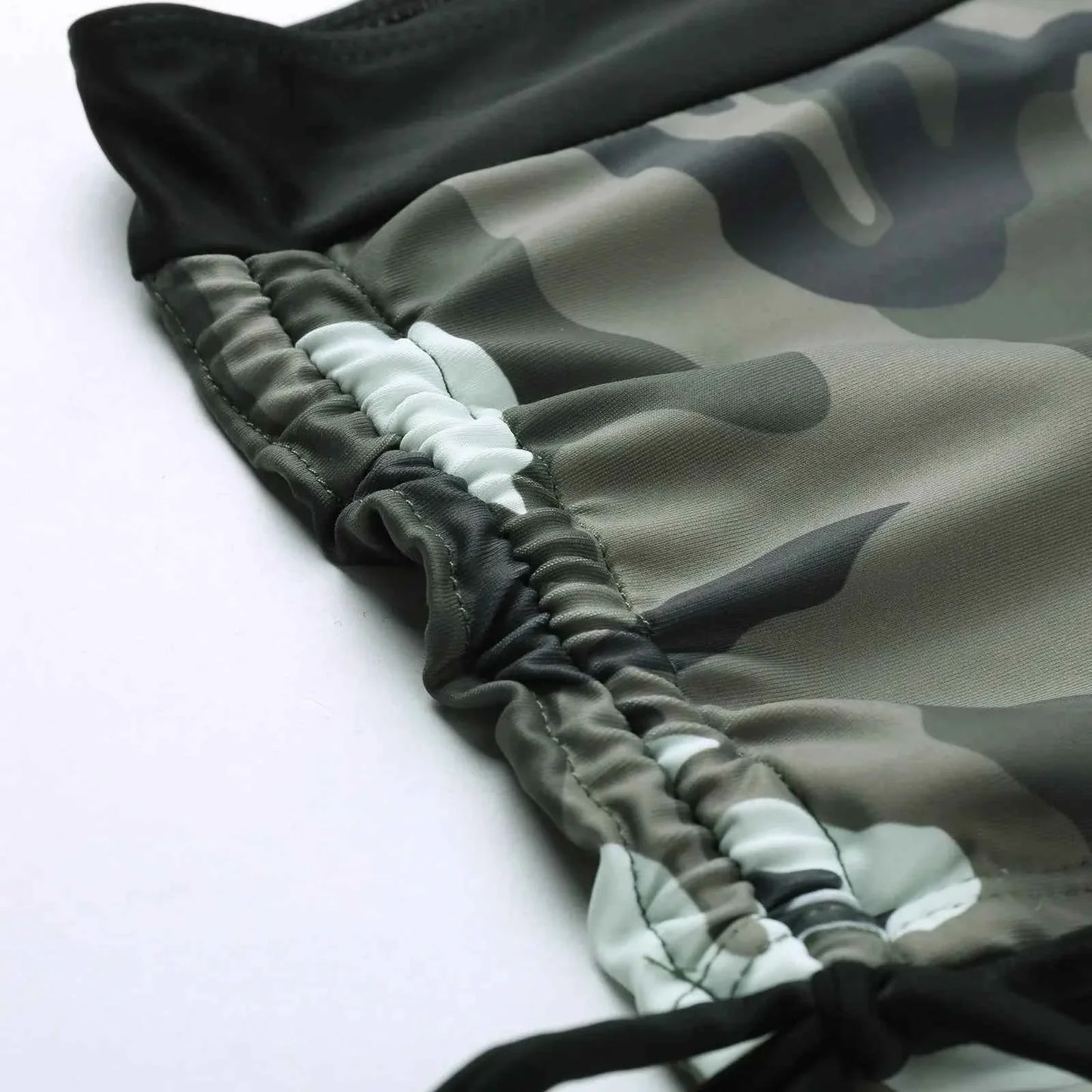 Conjunto de bikini de dos piezas con estampado de camuflaje