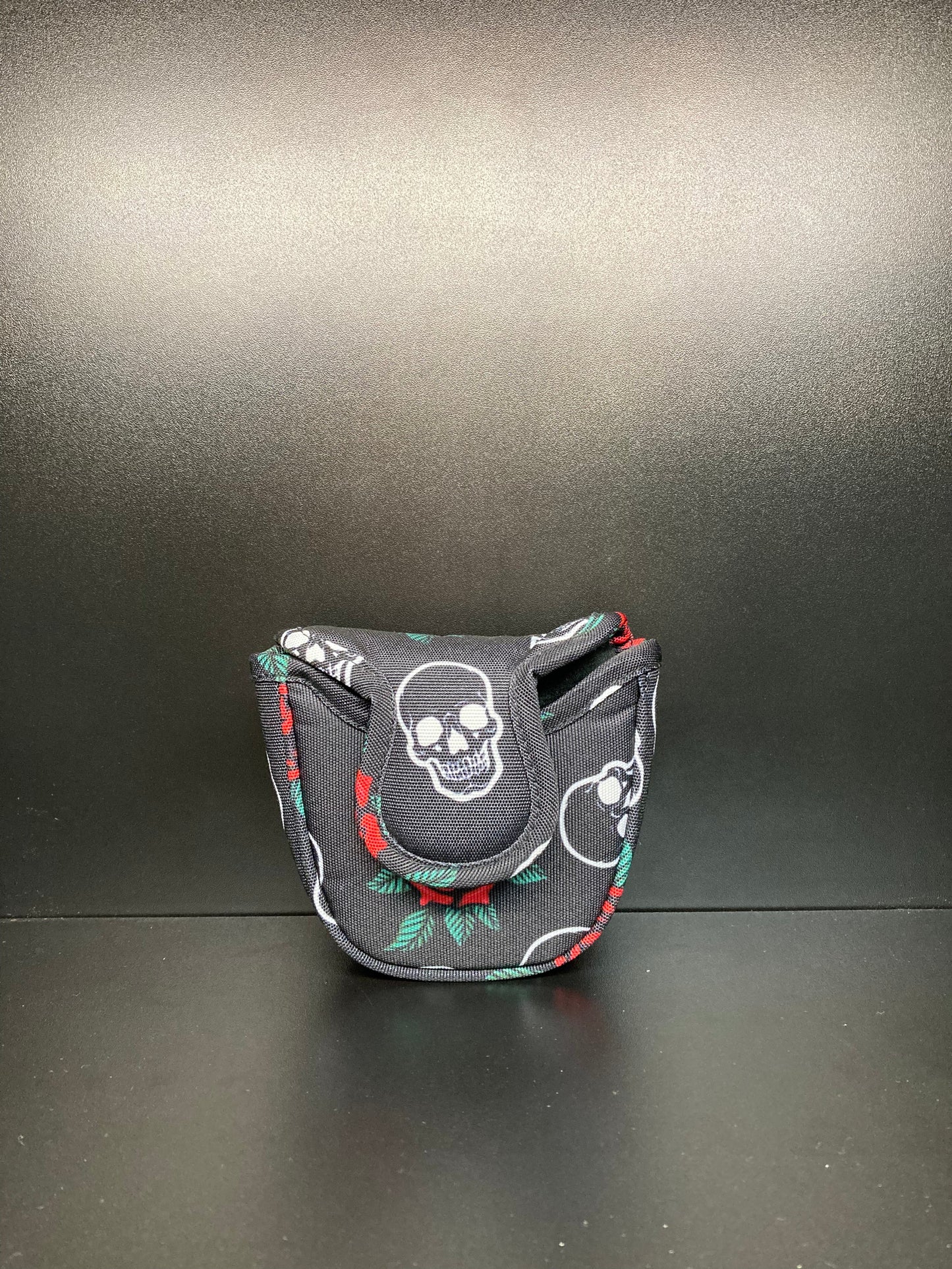 Couvre-club de golf à motif têtes de mort et roses.
