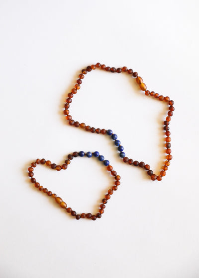 Conjunto de collar de ámbar báltico cognac crudo y lapislázuli