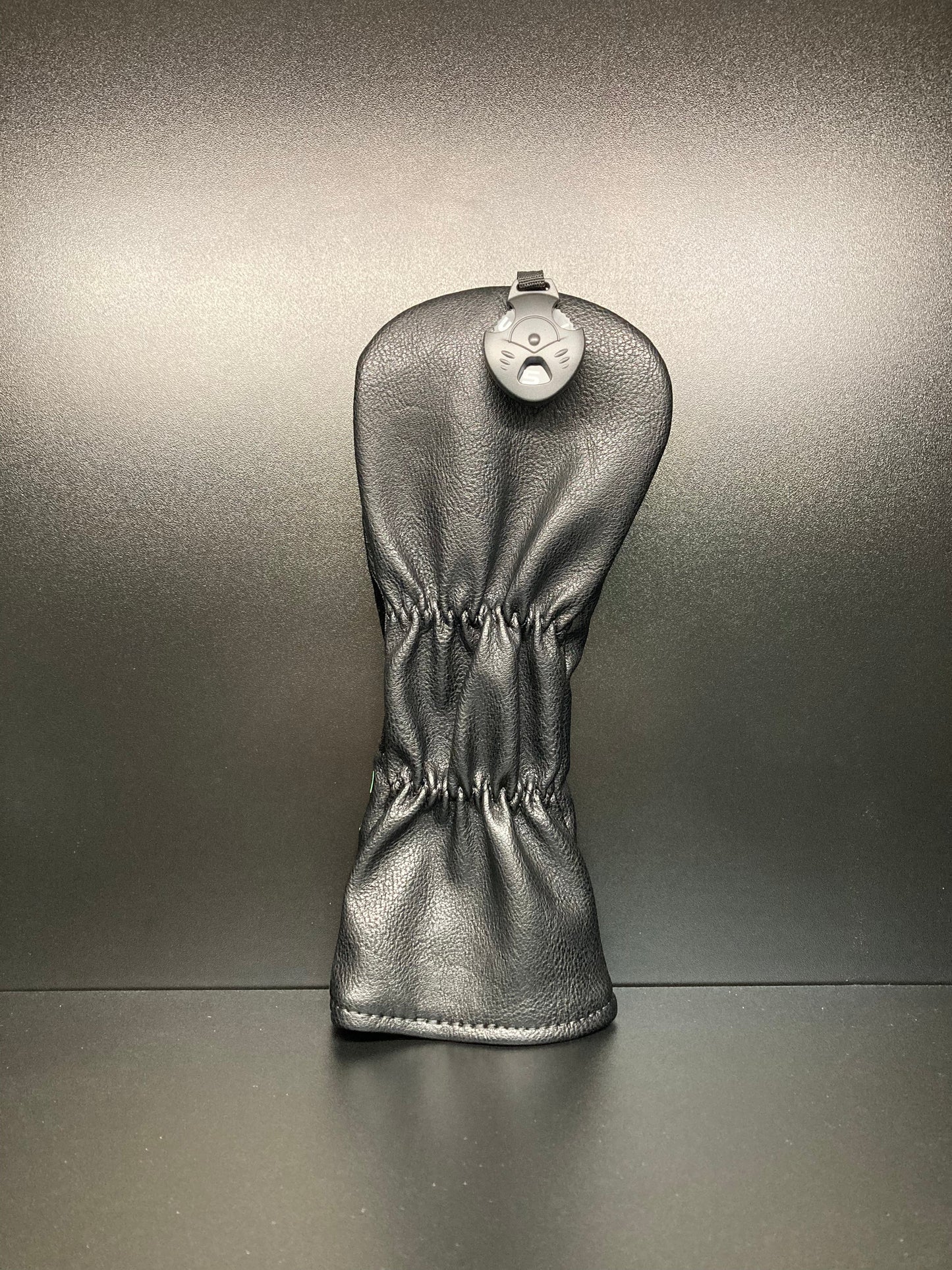 Funda elegante con silueta de golfista para palos
