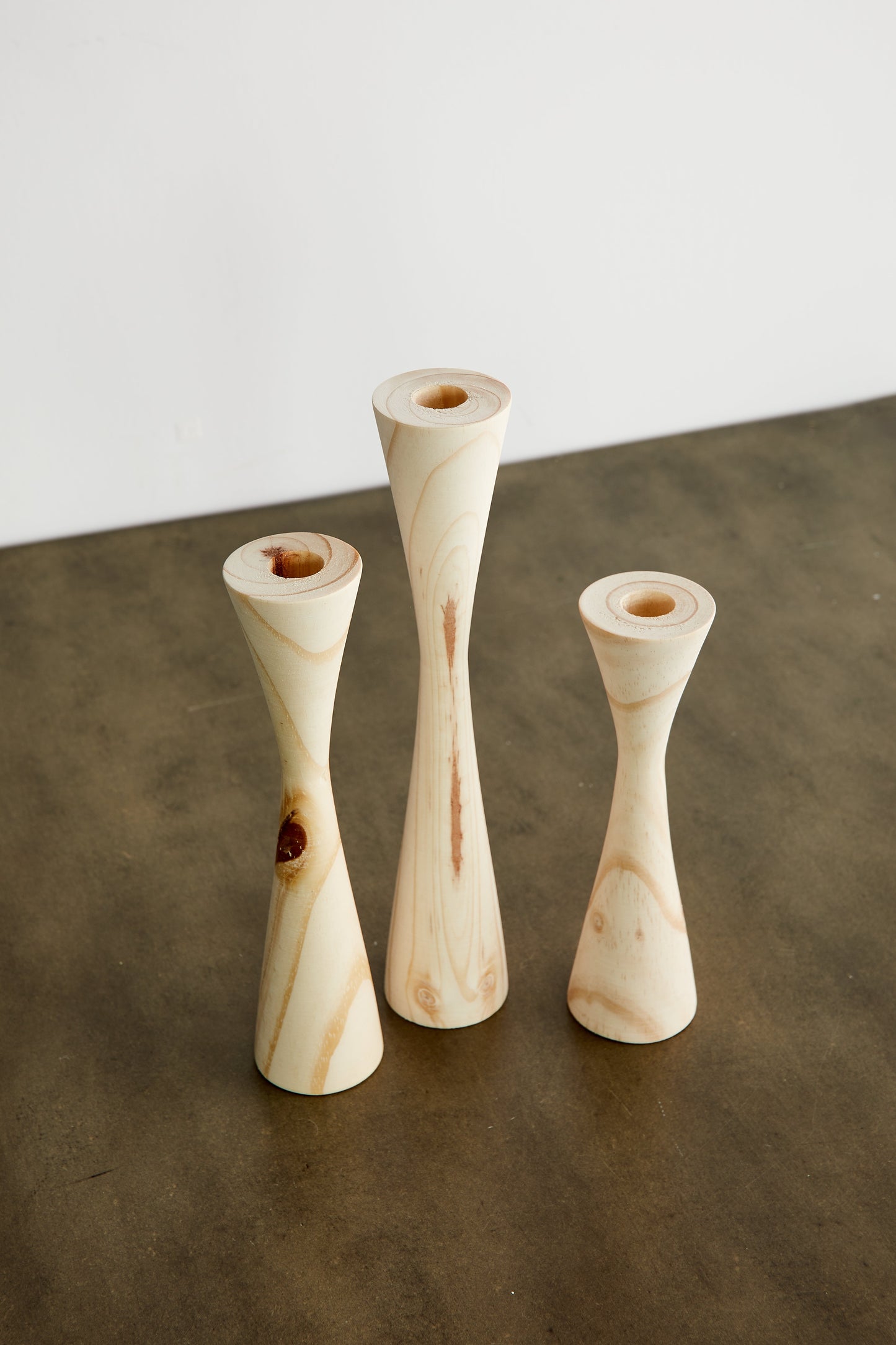 Soporte de candelabro de madera cónico Geo