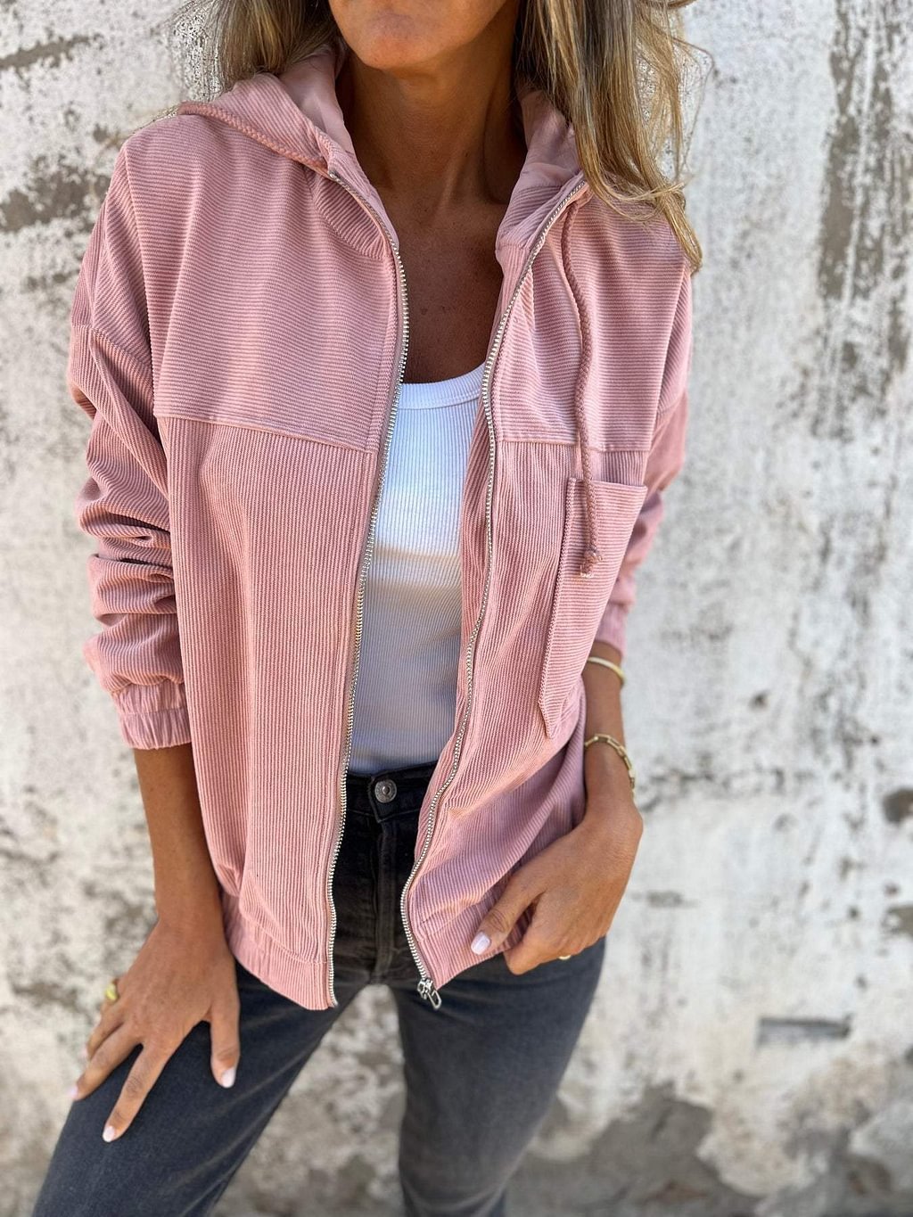 Chaqueta con capucha de pana con cremallera y bolsillos