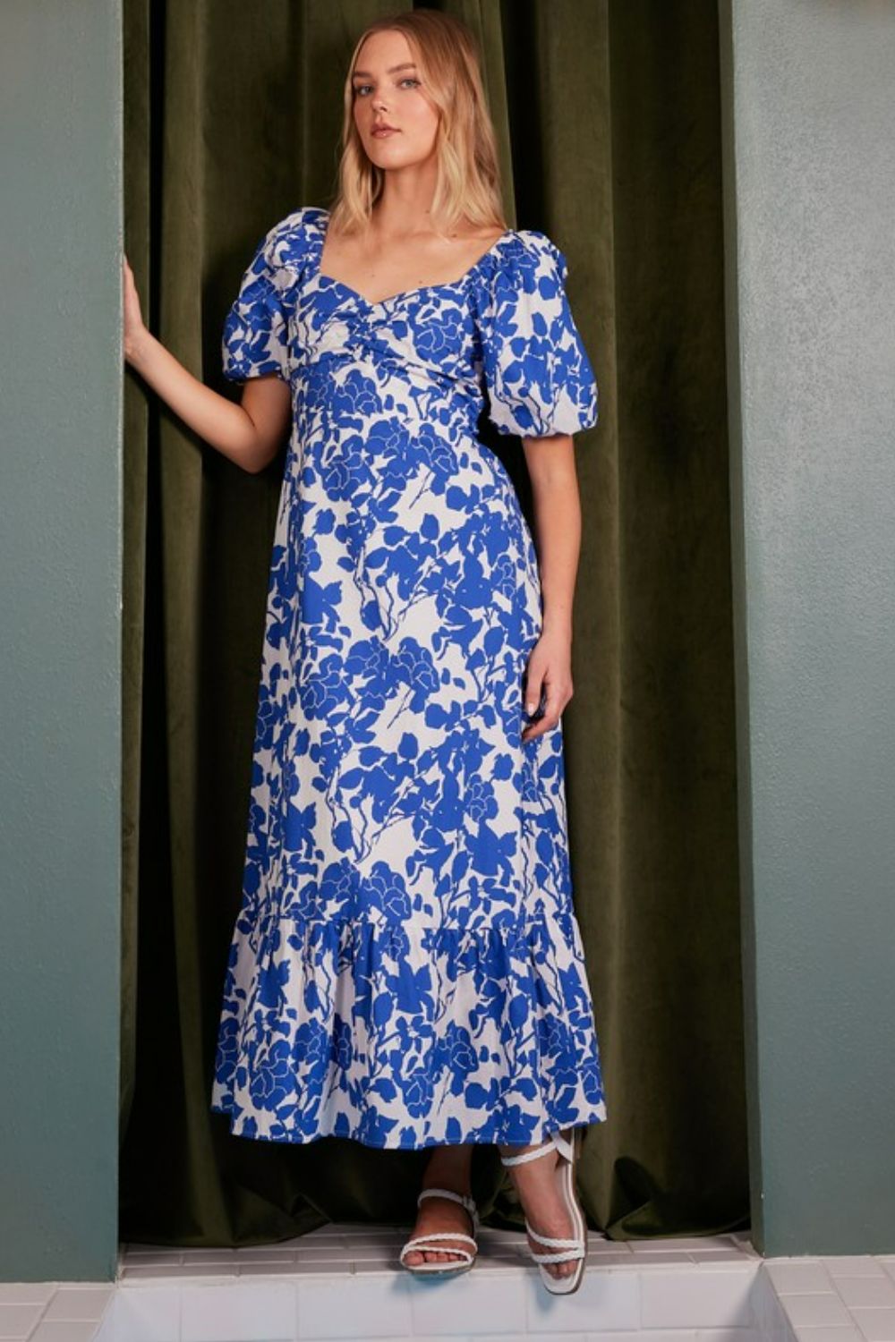 Charming Summer Floral Puff Sleeve Dress with Cutout Back – A Unique Blend of Elegance and Playfulness - Korvel