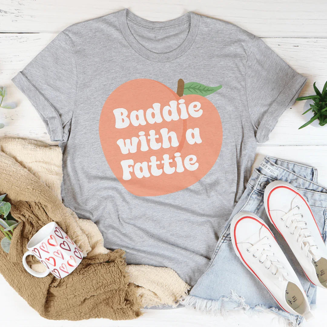 Baddie con una camiseta gordita