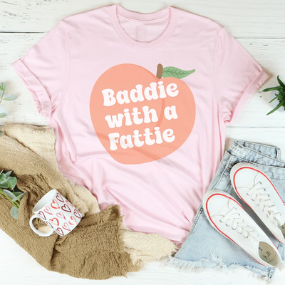 Baddie con una camiseta gordita