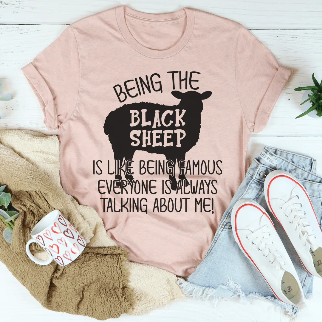 Ser la oveja negra es como ser famoso camiseta