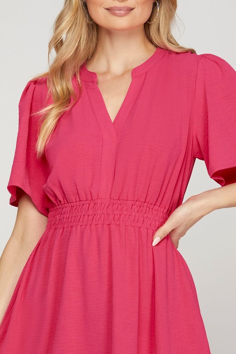 Robe mini à manches flottantes et ourlet volanté
