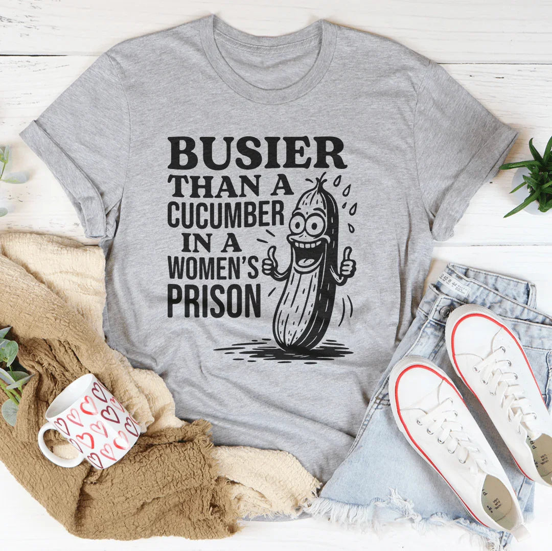Camiseta "Más ocupada que un pepino en una prisión de mujeres"