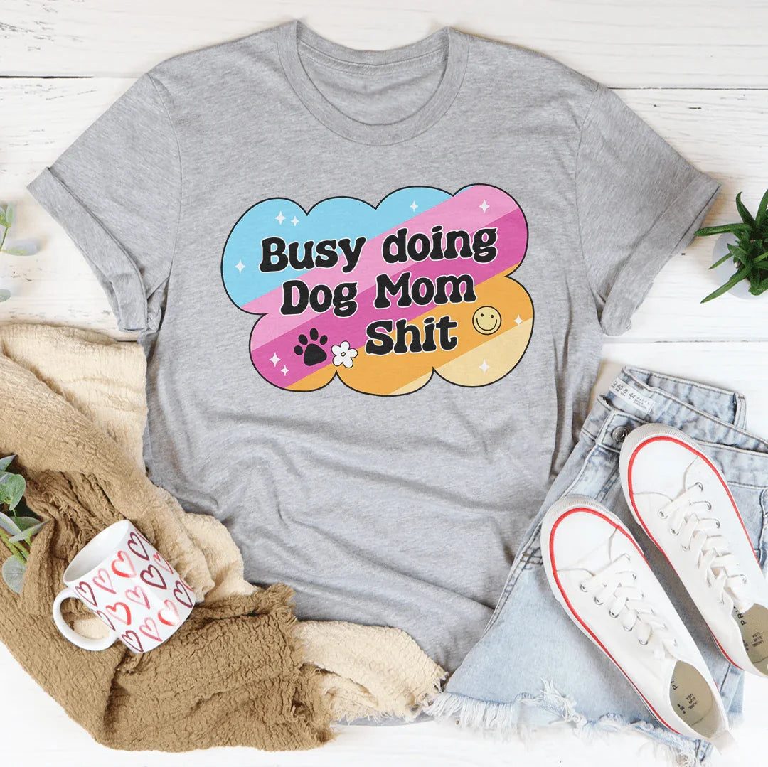 Camiseta de mamá perruna ocupada haciendo caca
