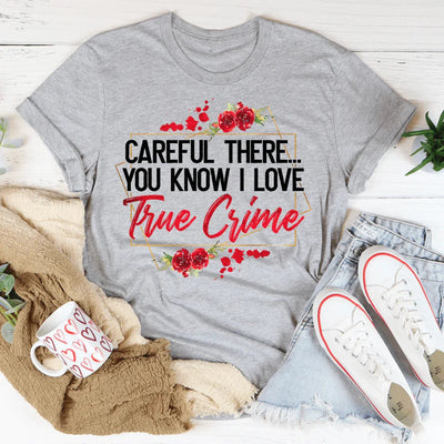 ¡Cuidado ahí! Sabes que me encanta la camiseta de crímenes reales.