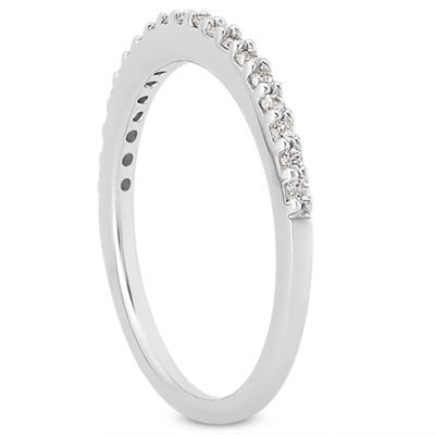 Anillo de boda de diamante de perfil delgado en oro blanco de 14k