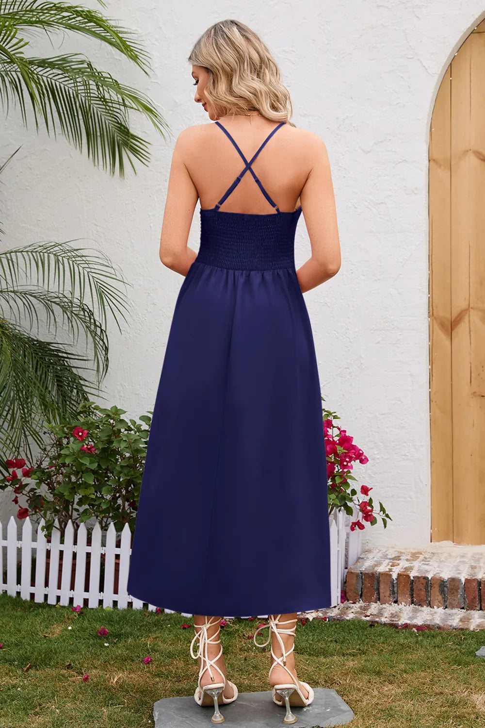 Vestido de tirantes cruzados con fruncido