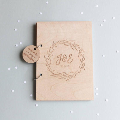 Livre d'or de mariage et album photo en chêne gravé sur mesure