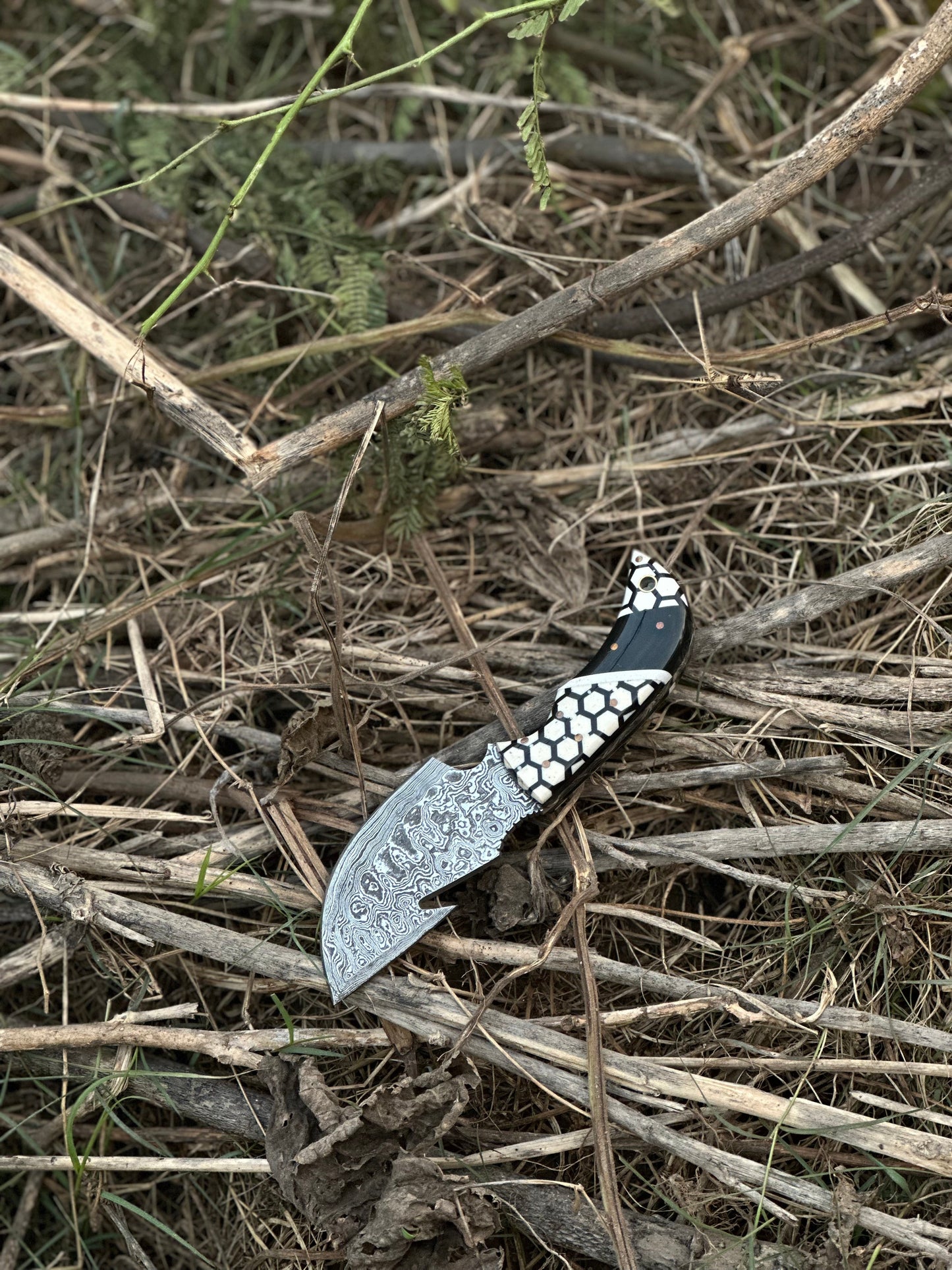 Artisan Crafted Damascus Steel Guthook Skinning Knife with Unique Resin Handle - 7.5” Blade & Leather Sheath - Korvel