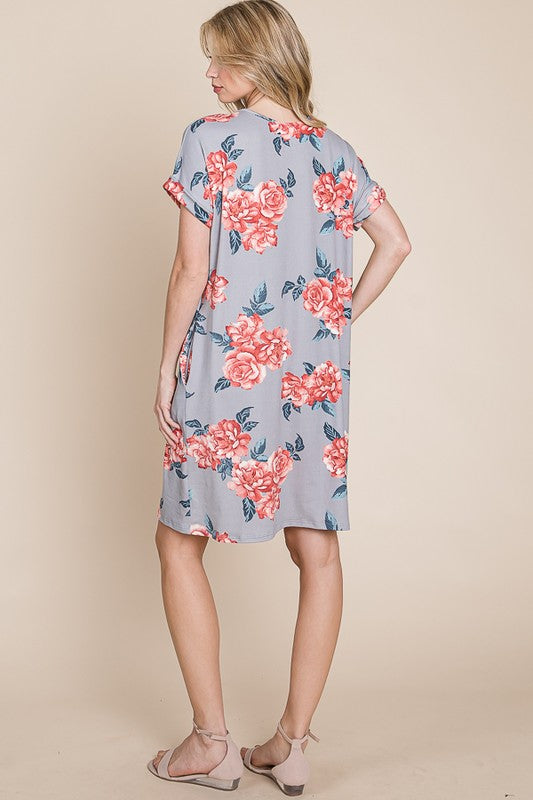 Vestido corto de camiseta con cuello redondo floral y bolsillos para mujeres