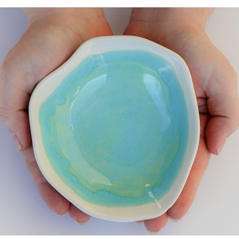 Plato de Caramelo Artesanal de Primavera - Elegancia Pintada a Mano