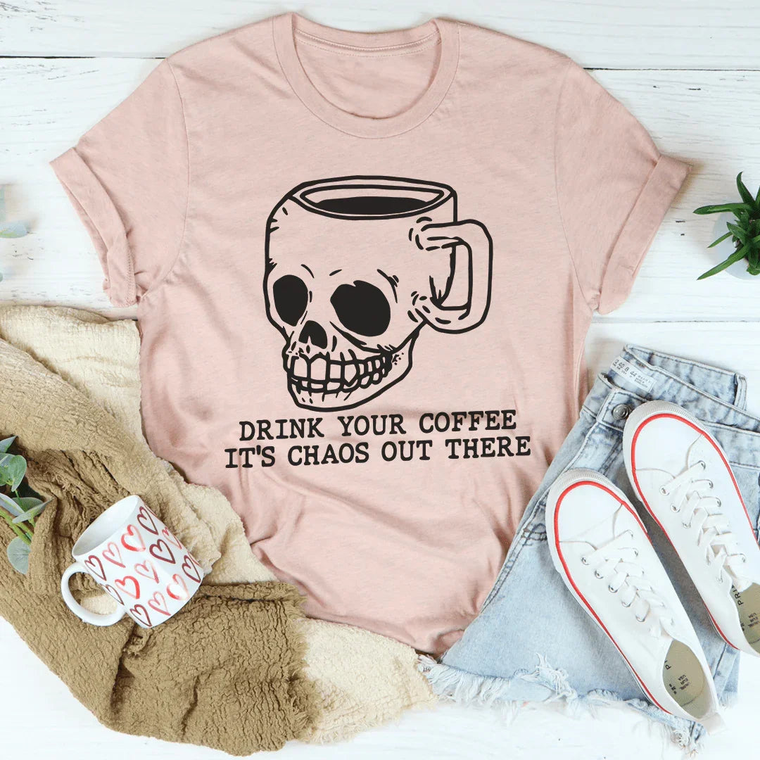 Bebe tu café, es un caos ahí fuera.