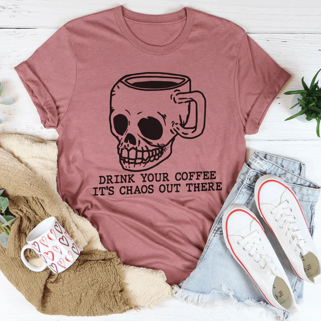 Bebe tu café, es un caos ahí fuera.