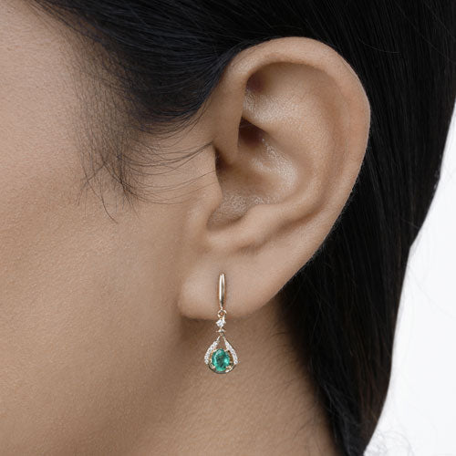 Pendientes de Esmeralda Zambiana y Diamante de 0.70 Quilates en Oro Amarillo de 14K