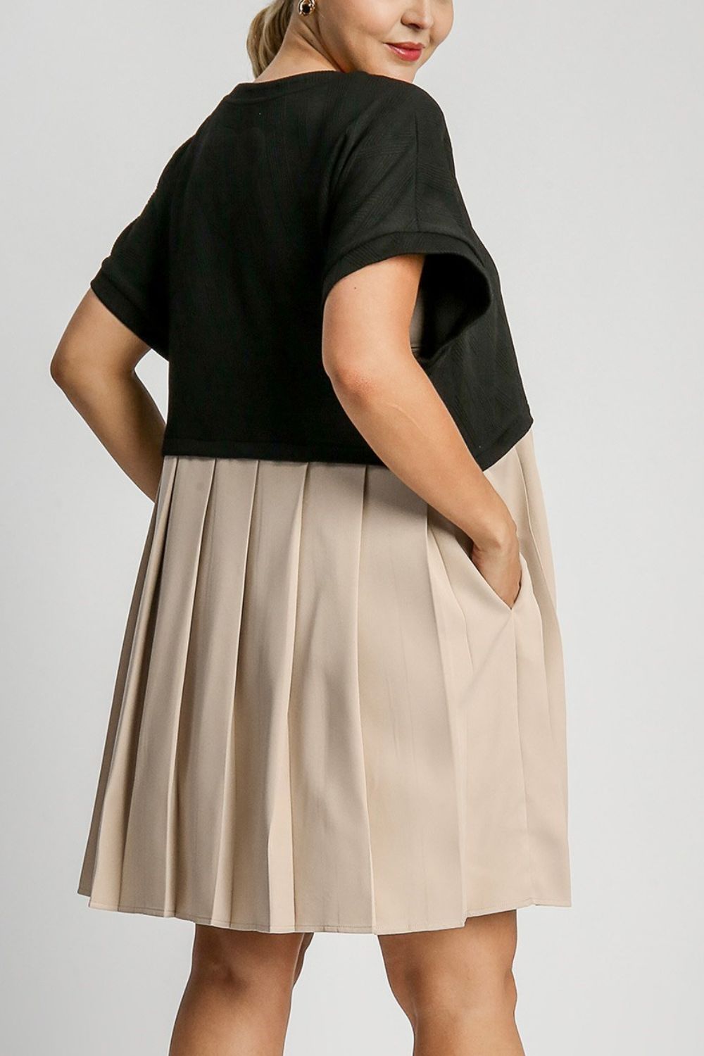 Elegant Black Plus Size Round Neck Dress with Pockets