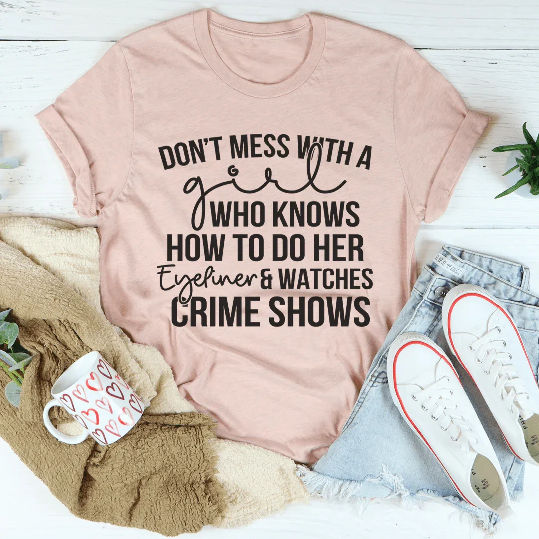 Camiseta de delineador de ojos y programas de crímenes