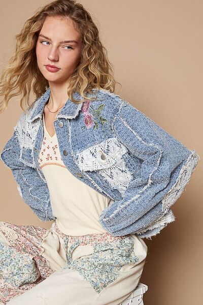 Chaqueta de Botones Bordada con Parches de Croché Elegante