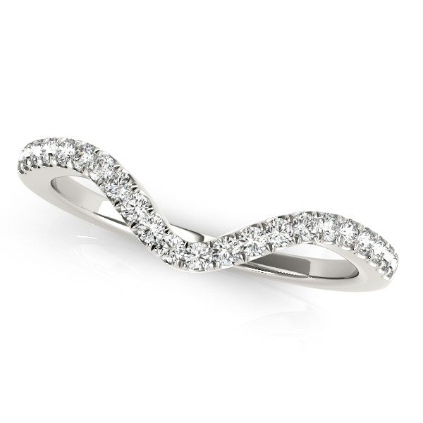 Anillo de boda de diamantes redondos con diseño ondulado en oro blanco de 14k