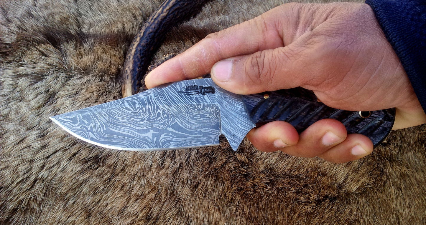 Premium Damascus Steel Deer Skinning Knife with Exotic Pakka Wood Handle – 8.5 Inch Hunting Tool - Korvel