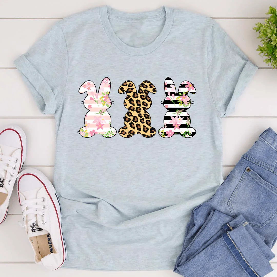 Camiseta floral con conejitos de Pascua