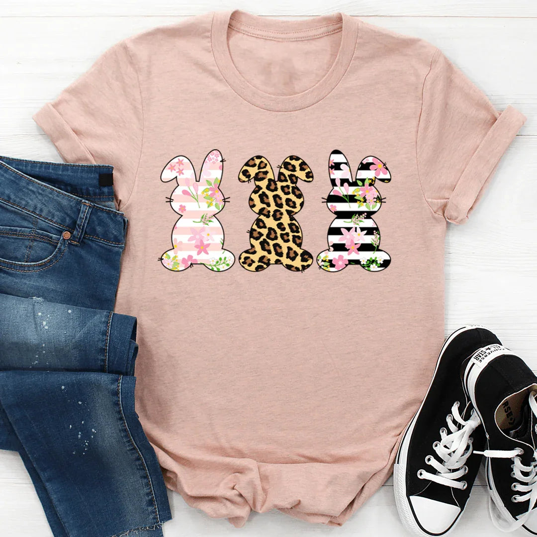 Camiseta floral con conejitos de Pascua