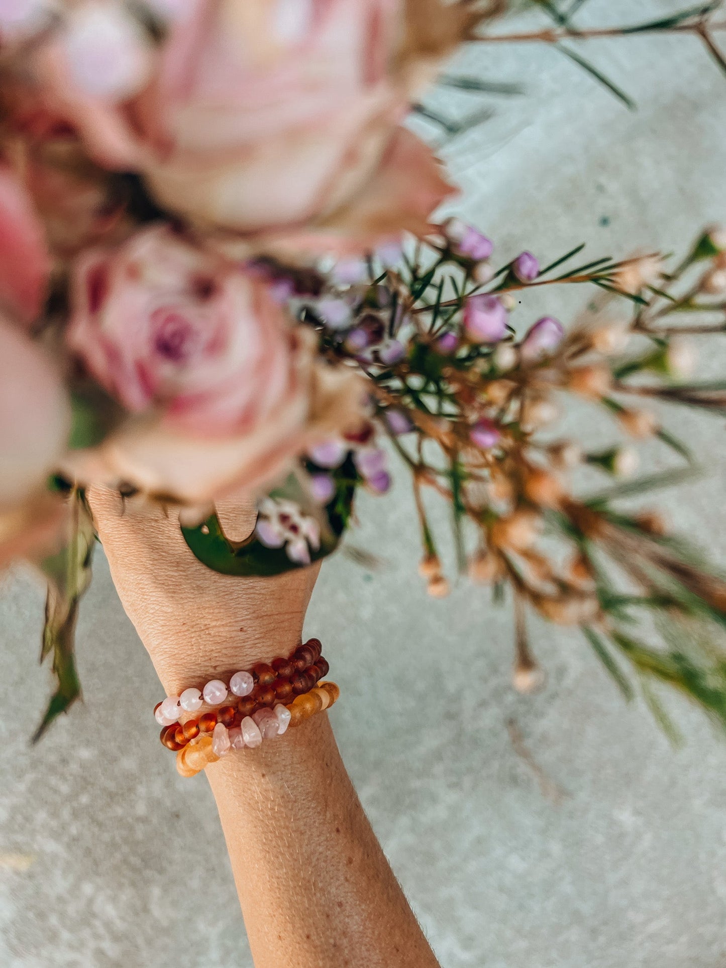 Bracelet en Ambre Cognac Brut de la Mer Baltique et Quartz Rose
