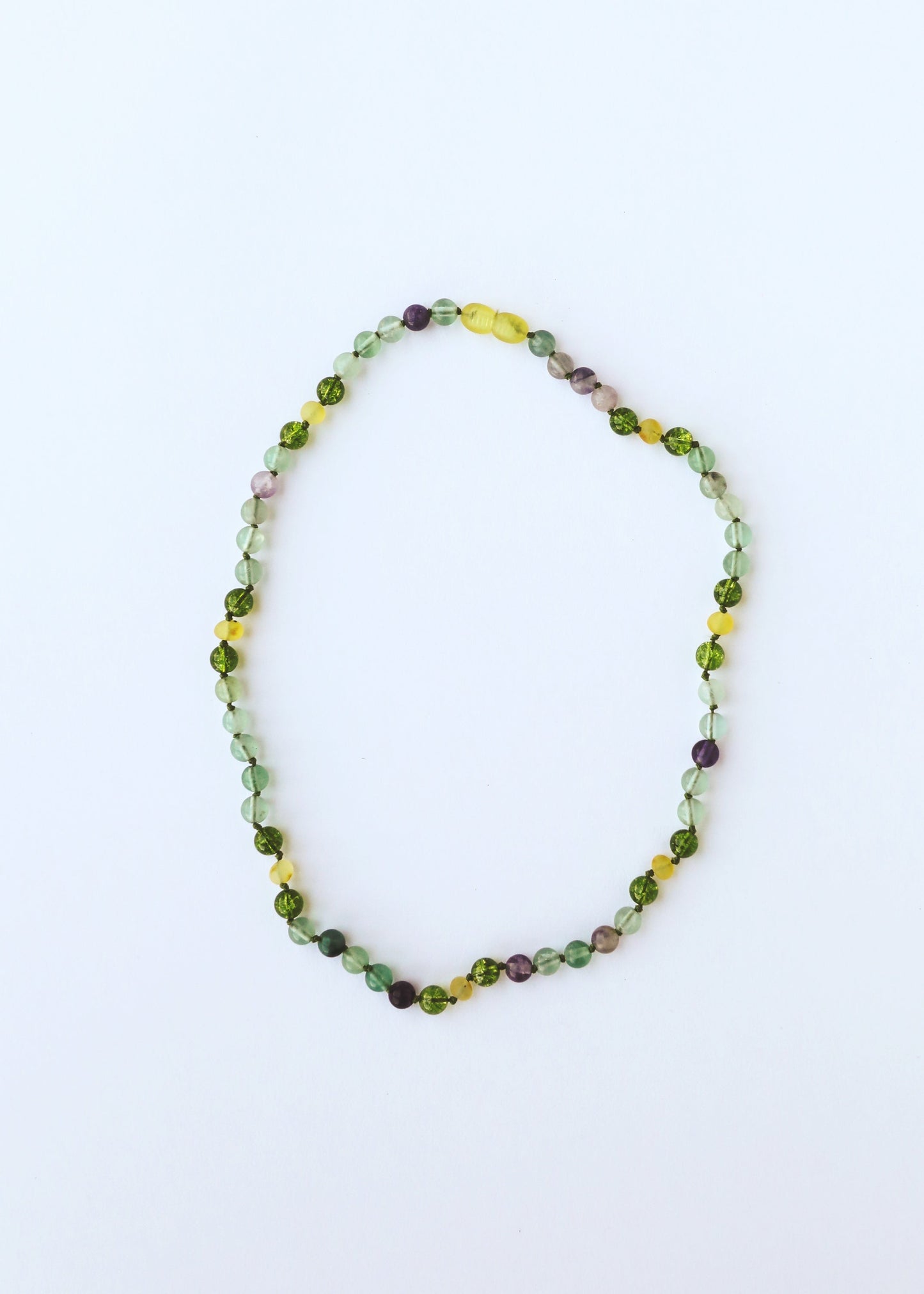 Collar de piedra preciosa de ámbar del mar Báltico crudo y fluorita