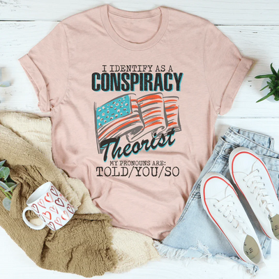 Me identifico como un teórico de la conspiración. Mis pronombres son Told You So Tee