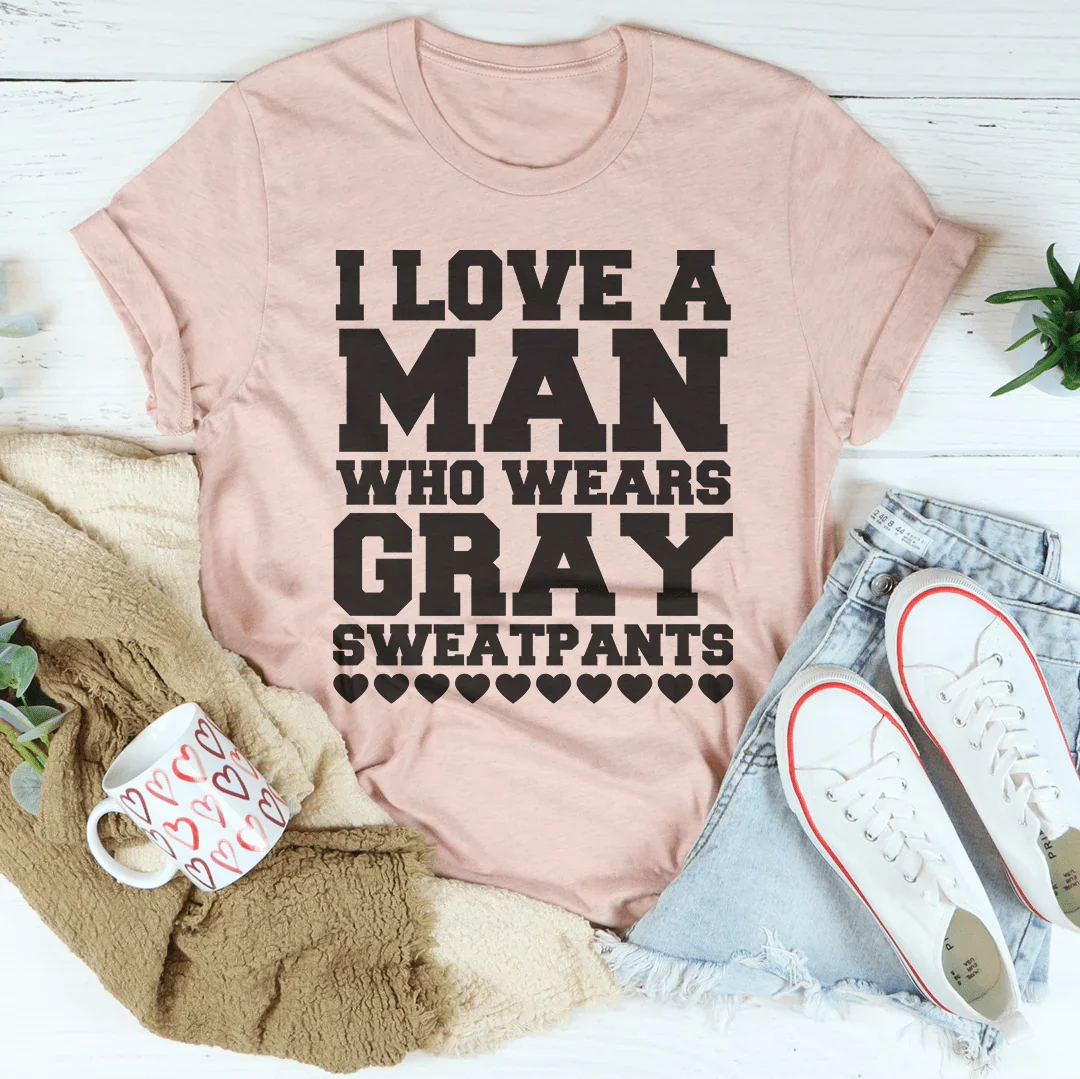 Me encanta un hombre que viste pantalones deportivos grises
