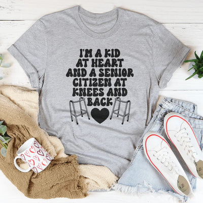 Soy un niño de corazón y un ciudadano mayor de rodillas y espalda.