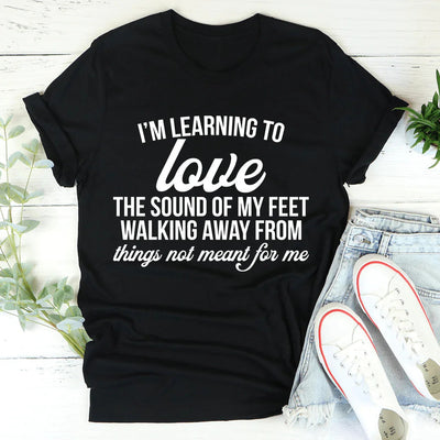 Estoy aprendiendo a amar el sonido de mis pies al alejarse Tee