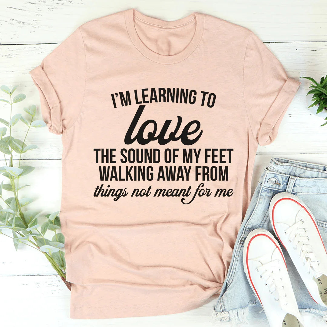 Estoy aprendiendo a amar el sonido de mis pies al alejarse Tee