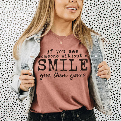 Si ves a alguien sin una sonrisa camiseta