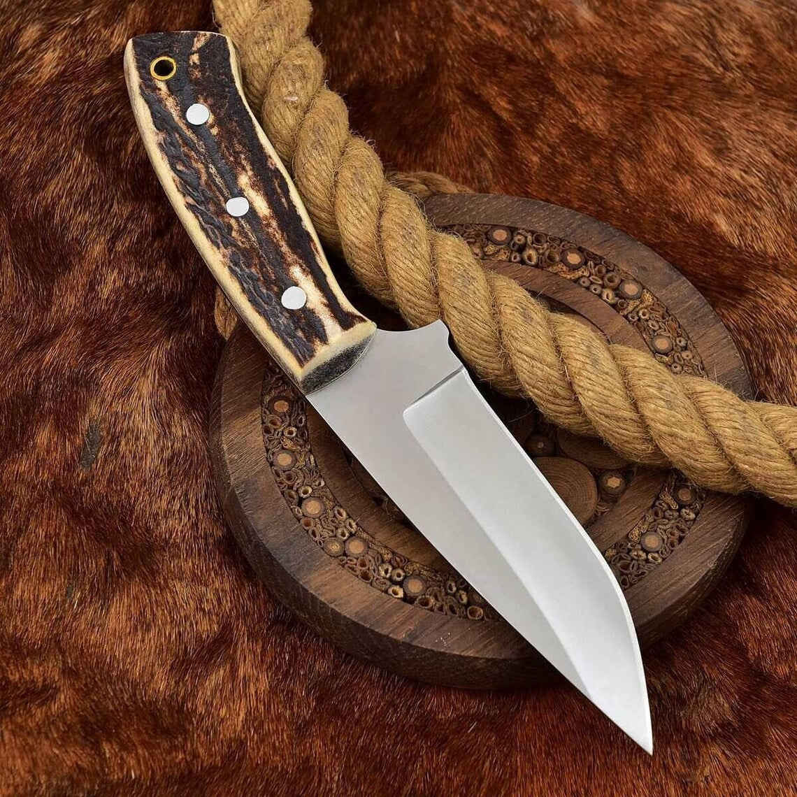 Premium Custom Skinning Knife with Elegant Leather Sheath - Korvel