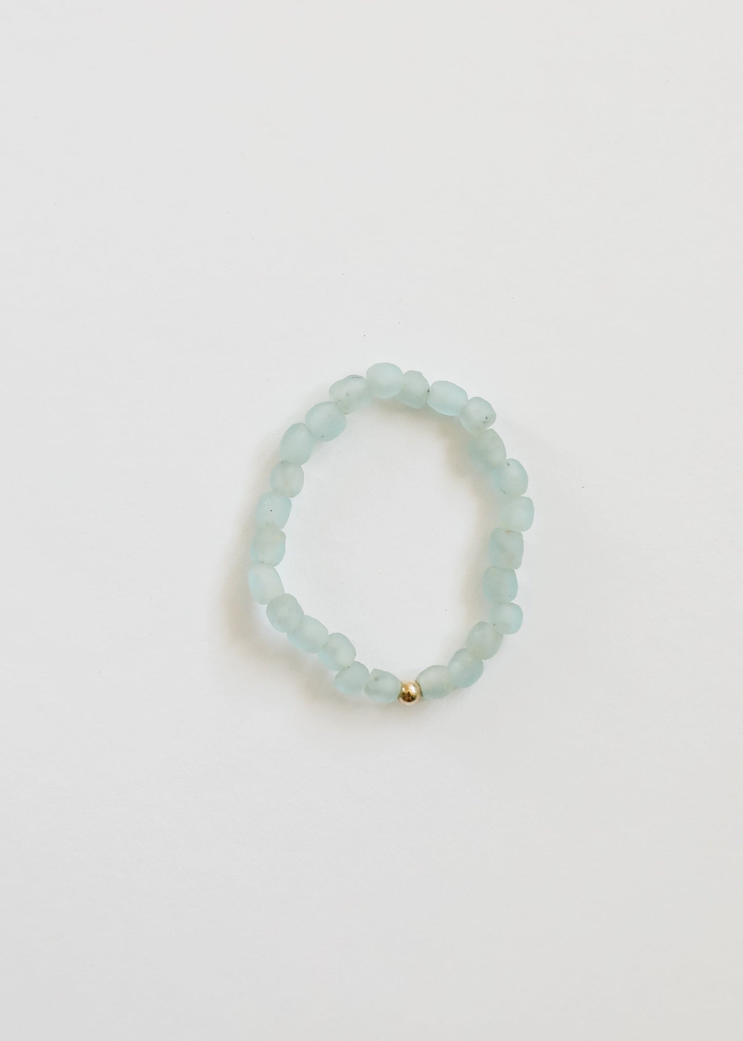 Bracelet extensible en verre de mer bleu avec accents en or ou en argent