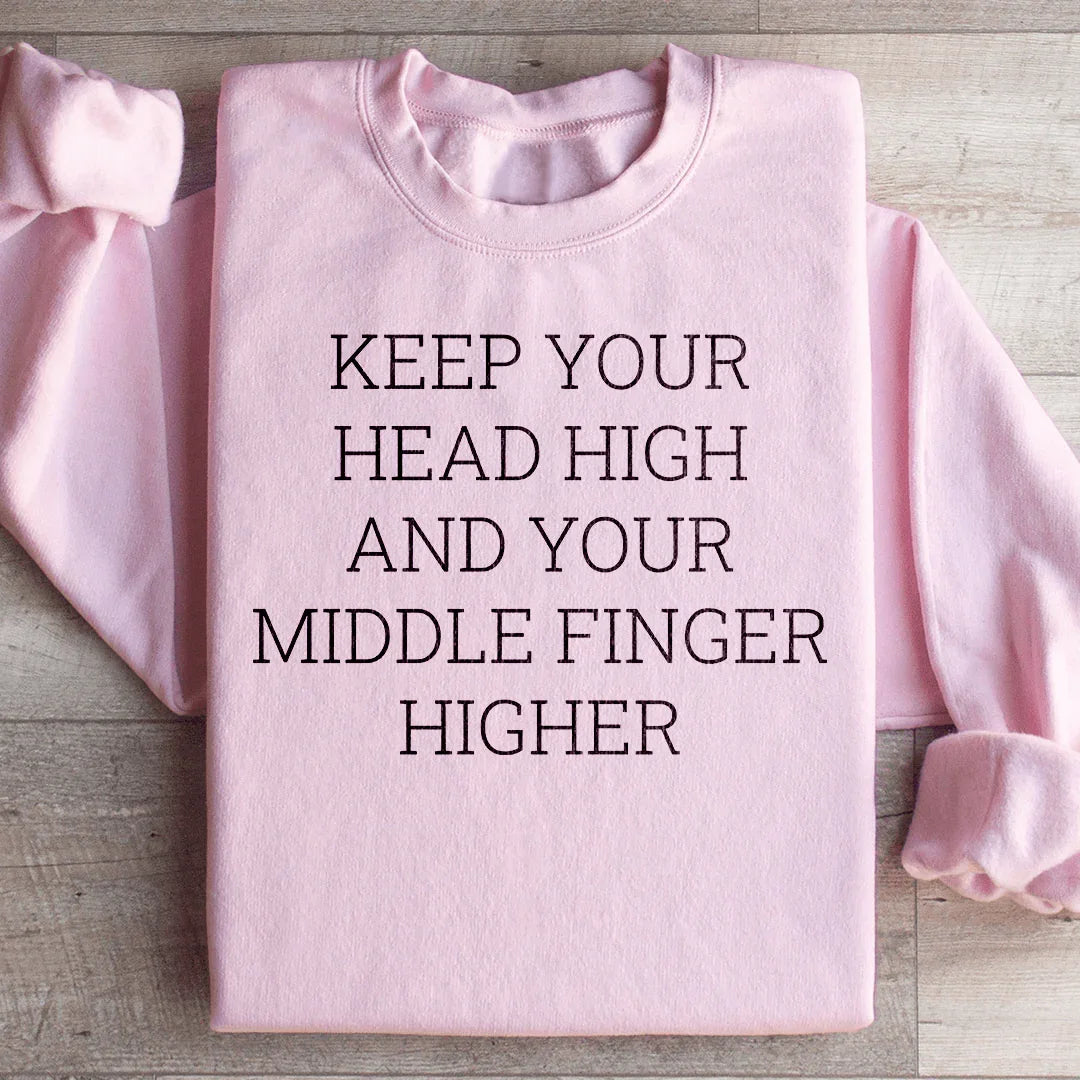 Sudadera con la cabeza en alto