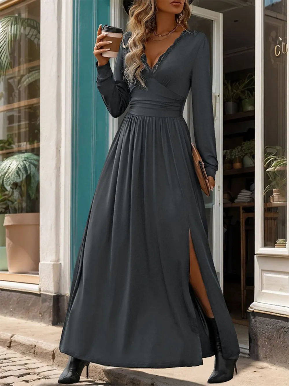 Robe à manches longues avec décolleté en V et fente en dentelle