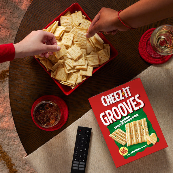 Cheez-It Grooves Sharp White Cheddar Crackers, 9 oz